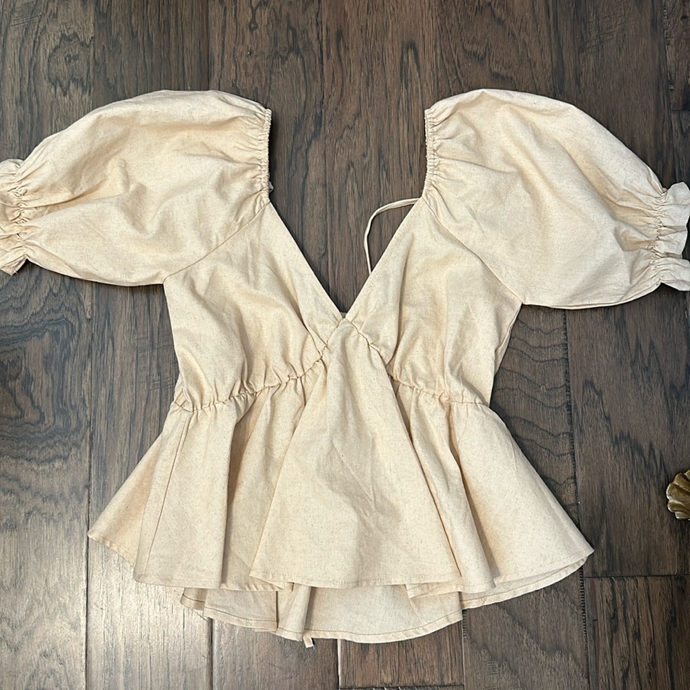 beige strut and bolt top